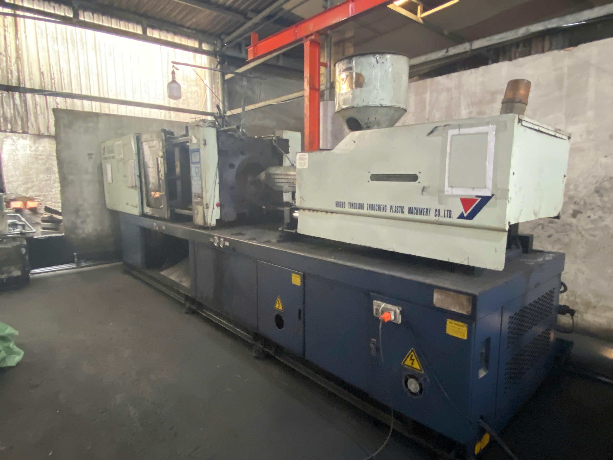 Injection molding machine 8.jpg